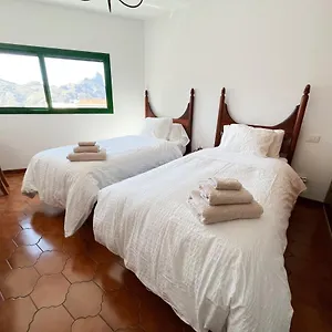 https://central-house-at-tejedas-heart-with-amazing-view.in-canary-islands.com