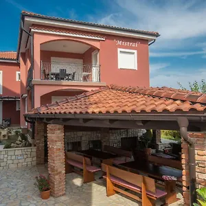 https://mistral-apartments.primorje-gorskikotar.com